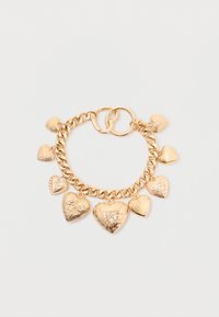Zlatni ton narukvica s dizajnom lanca, koja sadrži više privjesaka u obliku srca različitih veličina, od kojih su neki ukrašeni otiscima i teksturama.