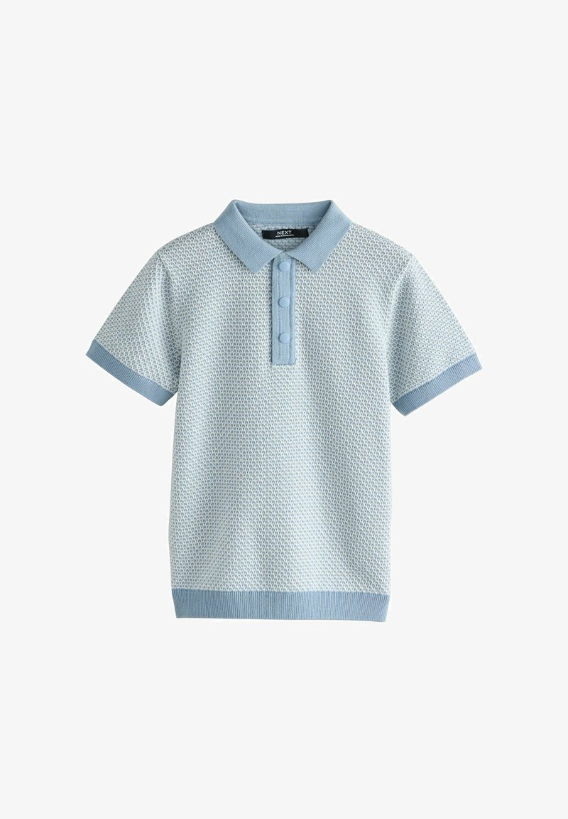 Gaiši zilā īsroku piedurknēm adītā polo krekls ar teksturētu rakstu, ribota apkakle, aproces, apakšmale un trīs auduma pārklāti pogu sloksnē.