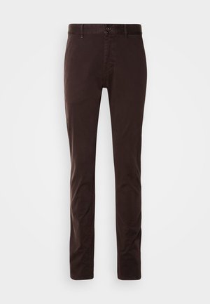 Chinos marrones de algodón con corte recto. Cuentan con un cierre de botón y trabillas para cinturón, textura suave y un diseño minimalista.