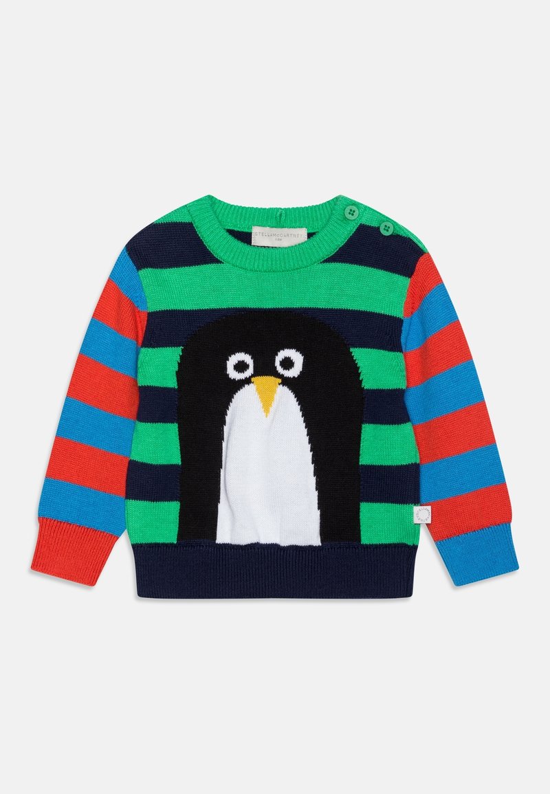Pull enfant avec corps à rayures vertes et bleu marine, manches rayées rouges et bleues, et grand motif pingouin sur le devant.