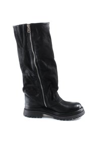 Botte noire en cuir montant jusqu'au genou avec semelle épaisse et fermeture éclair latérale argentée, vue de l'extérieur sur fond blanc.
