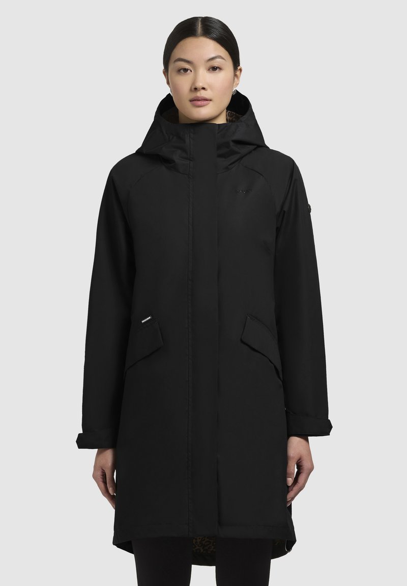 Zwarte waterdichte parka met capuchon, lange mouwen, twee voorkeepockets en een ritssluiting. Voorzien van een textuur binnenvoering.