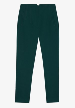 Pantaloni su misura verde scuro con una texture liscia, taglio dritto, pieghe frontali e tasche laterali, con un design della vita pulito.