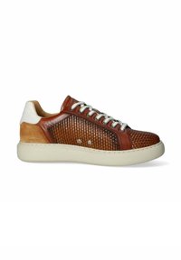 Sneaker in pelle marrone con texture intrecciata, linguetta bianca sul tallone e suola in gomma di colore neutro. Presenta lacci chiari e cuciture sottili.