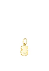 Charm de osito de oro con superficie lisa y bordes redondeados, que cuenta con un lazo para su sujeción. Grabado con "TOUS" con un brillo sutil.