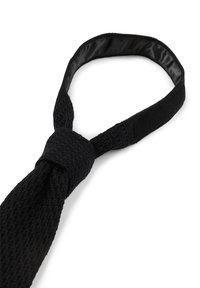 Schwarze, strukturierte, gestrickte Krawatte mit glattem Innenfutter; verfügt über einen strukturierten Knoten und einen verstellbaren Riemen für einen maßgeschneiderten Sitz.