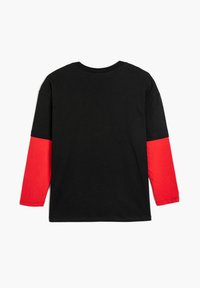 Langärmliges Shirt mit schwarzem Körper und roten Ärmeln. Aus Baumwolle mit Rundhalsausschnitt und einfacher Saumlinie gefertigt.