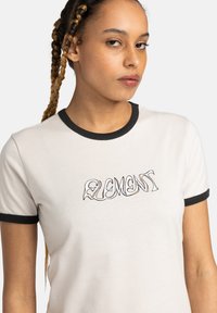 Korte mouw crème t-shirt met een zwarte ribgebreide halslijn en mouwen, met een gestileerd "ELEMENT" logo geborduurd in bruin en oranje.