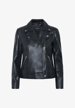 Chaqueta de motocicleta de cuero negro, con cierre de cremallera, herrajes plateados, cuello a presión y dos bolsillos laterales con cremallera. Textura suave y ligeramente brillante.