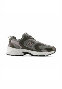 Baskets New Balance grises et noires avec dessus en mesh, fermeture à lacets, semelle blanche rembourrée et logo de la marque sur le côté.