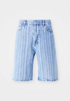 Shorts en denim bleu clair avec des rayures blanches verticales, dotés d'un design classique à cinq poches et d'une fermeture à bouton à la taille.