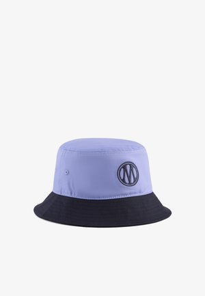 Tofarvet spandhat med en lys lilla krone, sort skygge og et sort rundt logo på forsiden.