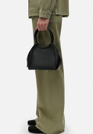 Borsa nera con texture, dalla forma arrotondata e con due manici corti, caratterizzata da un design strutturato e dettagli di cucitura sottili.