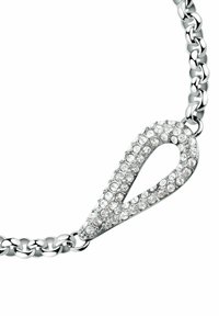 Collana a catena tono argento con pendente a forma di goccia adornato da numerosi cristalli trasparenti, che esaltano la sua qualità riflettente.