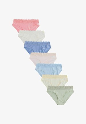 Sept paires de sous-vêtements en coton pour femmes bordés de dentelle dans des couleurs pastel, disposées en diagonale sur un fond blanc.