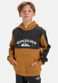 Mikina Quiksilver s barevným blokem v tmavě šedé a hořčicové, se přední kapsou a logem na hrudi. Materiál z bavlněné směsi.