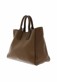 Sac fourre-tout en cuir marron avec une surface lisse, des rayures accentuées texturées, deux poignées solides et un logo de marque discret en bas.