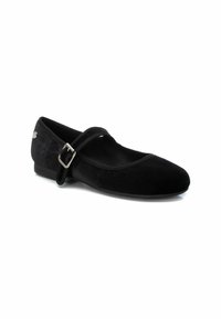 Bailarina de terciopelo negro con punta redondeada, correa decorativa con hebilla y una textura suave. Logotipo sutil en el lado.