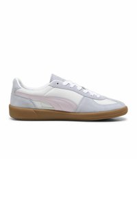 Sneaker grigio e bianco con materiali in suede e tessuto, caratterizzata da un logo con accento rosa chiaro, suola in gomma e design classico con lacci.