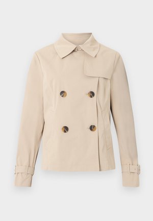 Beige dobbelspent trenchcoat med bred krage, fire skjellknapper, sidelommer og justerbare spennebånd på ermene.