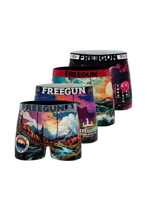 Quatre paires de boxers Freegun, chacune aux imprimés vibrants inspirés de la nature avec des couleurs et motifs distincts, ainsi que des ceintures de marque.