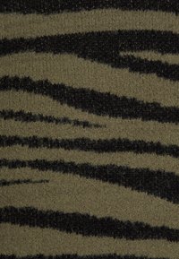 Tissu texturé présentant un fond vert olive avec de larges rayures noires de tigre, évoquant une sensation douce et moelleuse.