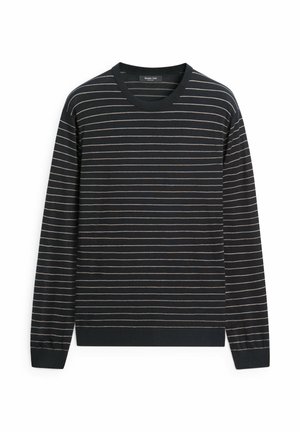 Zwart trui met lange mouwen en dunne horizontale witte strepen, ronde hals en geribbelde boorden en zoom, plat liggend op een witte achtergrond.