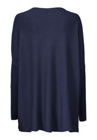 Pull-over en tricot bleu marine avec manches longues, encolure large et coupe décontractée. Texture lisse et détails côtelés aux poignets.