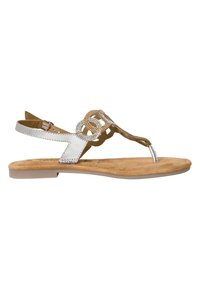 Sølv- og tan-sandaler med en flad sål, der har en dekorativ metalløkke og rhinestone-detaljer på T-stroppen. Blødt suede-lignende fodseng.