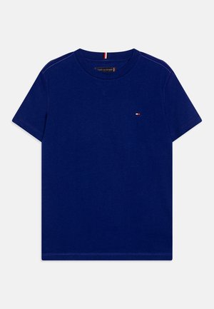 T-shirt de manga curta azul-marinho feito de algodão, com um pequeno logo no peito. Decote redondo com detalhes costurados.