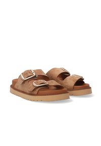 Braune Wildledersandalen mit doppelten Metall-Schnallen und Ausschnittdesign. Dicke beigefarbene Sohle mit strukturiertem Grip. Schlichtes, lässiges Schuhwerk.