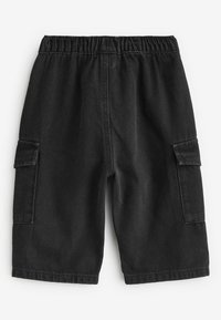 Shorts cargo en denim noir avec taille élastique, dotés de deux poches latérales et d'une texture lisse et robuste. Fins au niveau du genou.