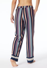 Pruhované pyžamové kalhoty v odstínech námořnické modré, fialové, zelené a broskvové. Mají elastický pas a manžety na kotnících. Lehká, hladká tkanina.