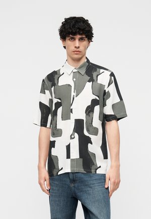 Only & Sons ONSHARVI LIFE SS AOP SHIRT NOOS - Chemise - jet black aop:gray pinstripe / gray flannel