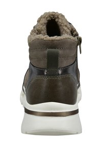 Brauner Knöchelstiefel aus Wildleder und Synthetik mit flauschigem Kragen, hinterer Zuglasche und weißer Gummisohle mit metallischem Akzent. Reißverschluss an der Seite.