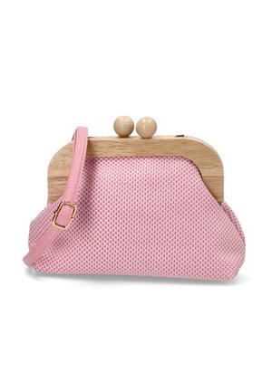 Bolso de mano tejido en color rosa con cierre de madera y parte superior redondeada, que cuenta con una correa rosa desmontable y una superficie texturizada para mejorar el agarre.
