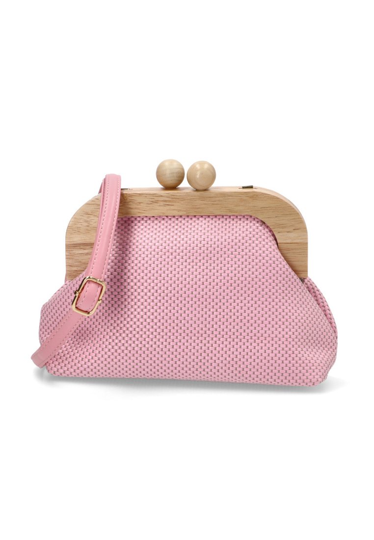 Bolso de mano tejido en color rosa con cierre de madera y parte superior redondeada, que cuenta con una correa rosa desmontable y una superficie texturizada para mejorar el agarre.
