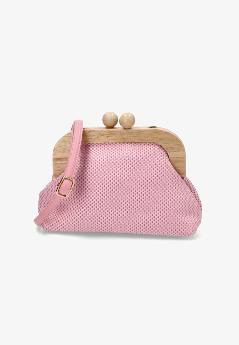 Bolso de mano tejido en color rosa con cierre de madera y parte superior redondeada, que cuenta con una correa rosa desmontable y una superficie texturizada para mejorar el agarre.