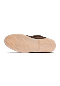 Semelle de chaussure en daim brun avec un motif de grip en caoutchouc texturé. Semelle extérieure en caoutchouc flexible de couleur claire avec des formes contournées pour une meilleure adhérence.