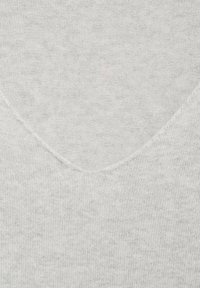 Ljusgrå stickad tröja med V-ringning, med en mjuk textur och ribbad materia. Ingen mönster eller dekorationer.