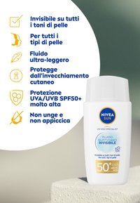 Bottiglia di crema solare NIVEA Sun, in plastica bianca con tappo a patella, presenta testi blu e dorati. SPF 50+, leggera, non grassa, adatta a tutti i toni di pelle.