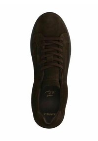 Braune Wildlederturnschuhe mit runder Zehenpartie, flachen Schnürsenkeln und minimaler Markenkennzeichnung auf der Innensohle. Sie haben eine glatte Textur und ein flaches Design.