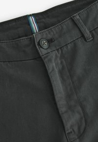 Dunkelgraue Stoffshorts mit einem Knopfverschluss, ausgestattet mit einem bunten, gestreiften Innenbund. Glatte Textur, taillierte Passform und keine sichtbaren Muster.