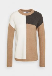 Pull en tricot mettant en avant un design bicolore en beige, blanc et brun foncé. Col rond et manches longues. Texture douce, coupe décontractée.