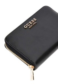 Portafoglio in pelle nera con chiusura a zip dorata, logo "GUESS" impresso e texture liscia con bordi arrotondati.