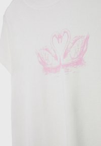 Biała bawełniana koszulka z różową ilustracją dwóch łabędzi tworzących serce. Krótkie rękawy i luźny fason.