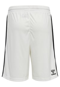 Pantalones cortos deportivos blancos con una franja lateral negra, cinturilla elástica y un pequeño logotipo de la marca en negro en la parte inferior derecha. Textura suave.