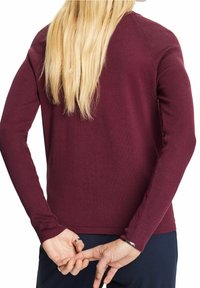 Bordowa prążkowana bluzka z długim rękawem o prostym kroju i wszywanych rękawach, ukazująca teksturowaną tkaninę i gładki dekolt.