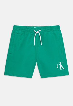 Zielone męskie krótkie spodenki kąpielowe z białym sznurkiem i bocznymi kieszeniami, z białym logo "cK" na dolnej prawej nogawce.