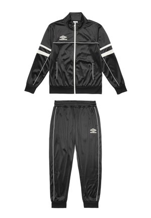 Černý teplákový komplet se zipovou bundou a kalhotami s elastickým pasem. Vyrobeno z lesklého materiálu, s bílými pruhy a akcenty loga.
